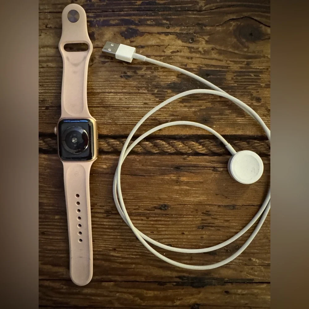Apple Watch Series 4 40MM Rose Gold + charger + Heyday faux leather strap